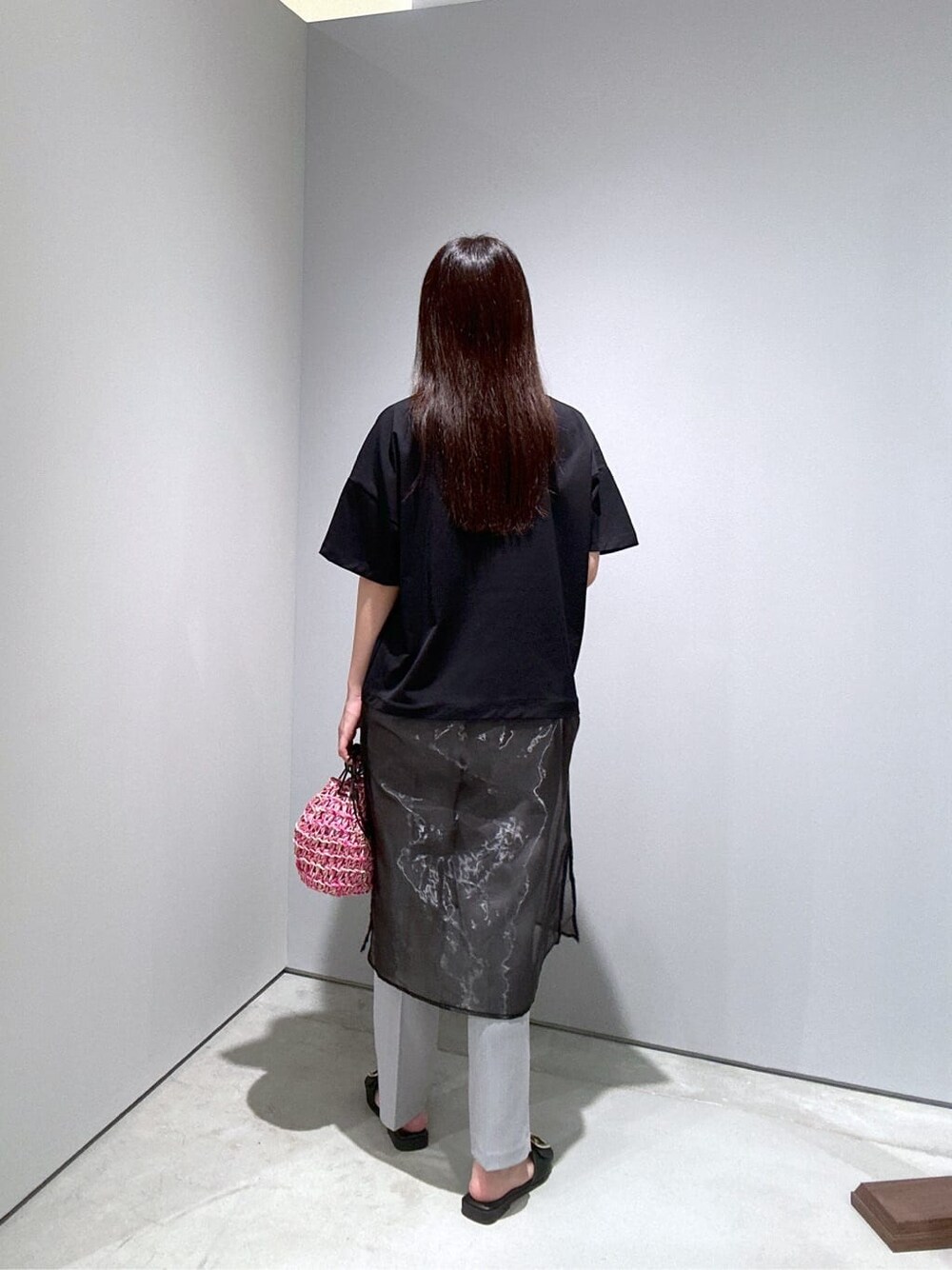 ブラック系のTシャツ/カットソー、グレー系のその他パンツ、ピンク系のハンドバッグを着用したレディースの夏コーディネートの6枚目の写真