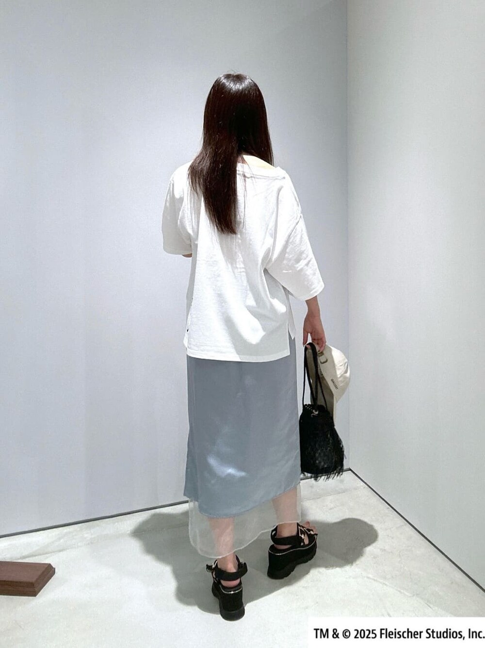 ホワイト系のTシャツ/カットソー、ブルー系のスカート、ブラック系のハンドバッグを着用したレディースの夏コーディネートの7枚目の写真