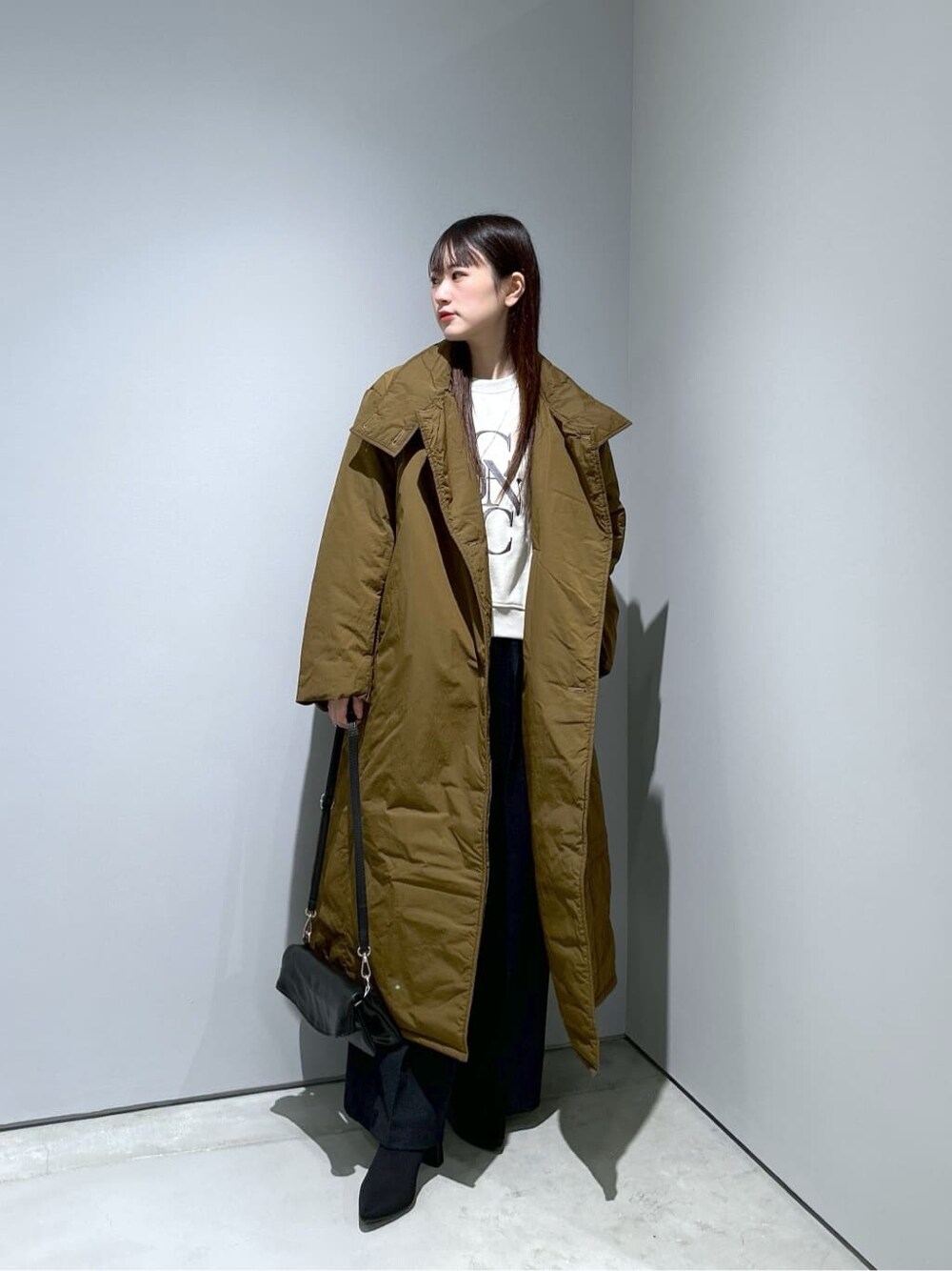 ブラウン系のその他アウター、ホワイト系のスウェット、ブラック系のその他パンツを着用したレディースの冬コーディネートの3枚目の写真