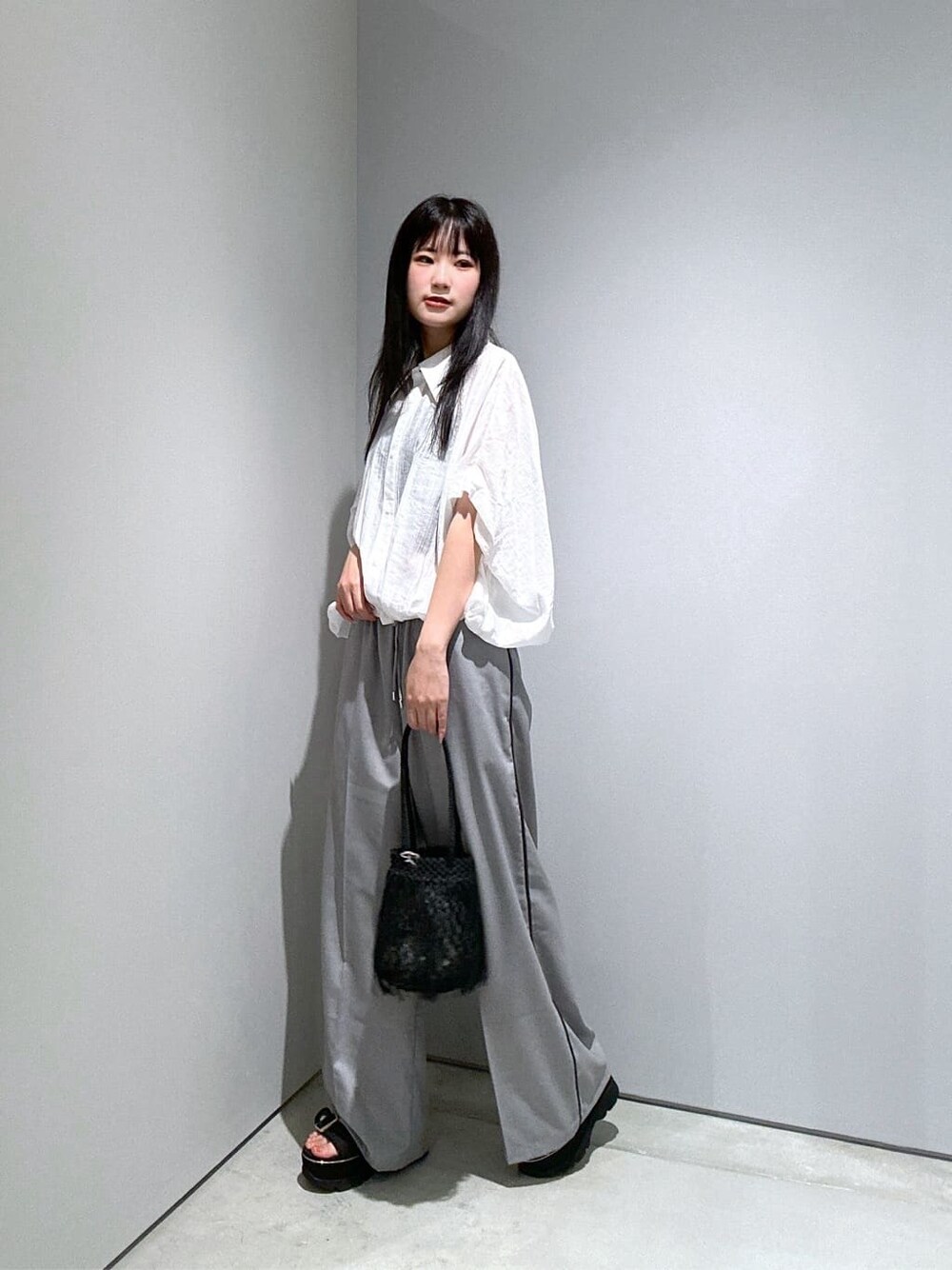 ホワイト系のシャツ/ブラウス、グレー系のその他パンツ、ブラック系のタンクトップを着用したレディースの夏コーディネートの5枚目の写真