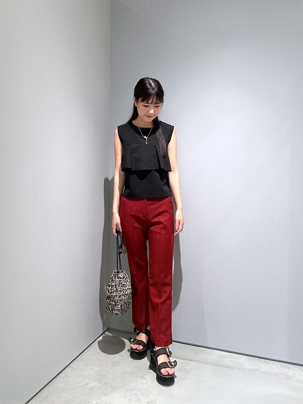 ブラック系のシャツ/ブラウス、レッド系のその他パンツ、ブラック系のハンドバッグを着用したレディースの夏コーディネートの4枚目の写真