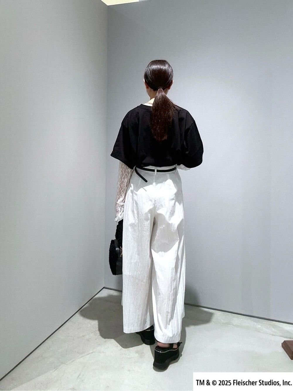 ブラック系のTシャツ/カットソー、ホワイト系のその他パンツ、ブラック系のハンドバッグを着用したレディースの夏コーディネートの4枚目の写真