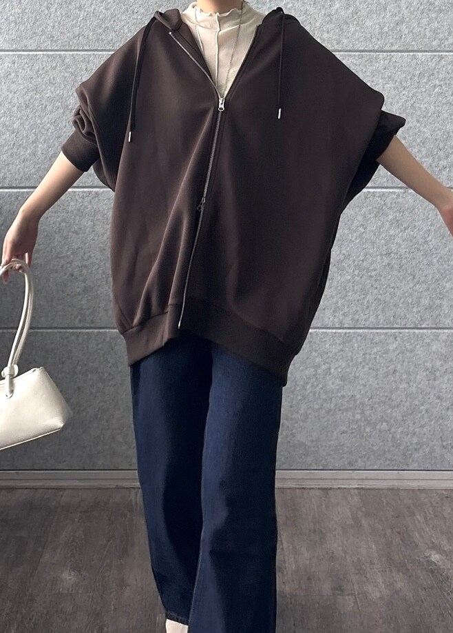 ホワイト系のTシャツ/カットソー、ブルー系のデニムパンツを着用したレディースの秋コーディネートの7枚目の写真