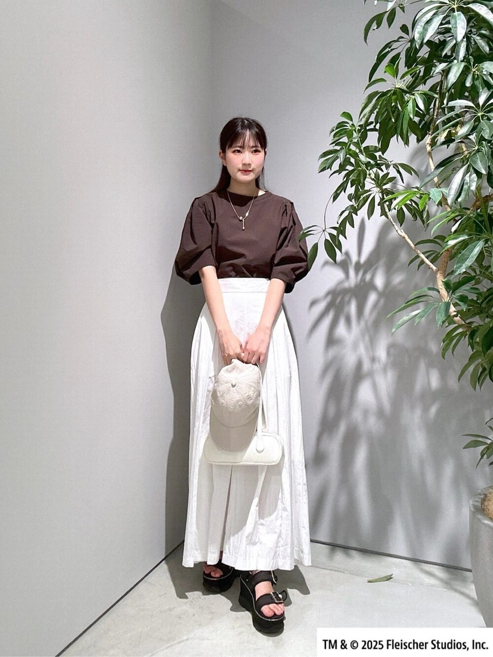 ブラウン系のシャツ/ブラウス、ホワイト系のその他パンツ、ホワイト系のハンドバッグを着用したレディースの夏コーディネートの2枚目の写真