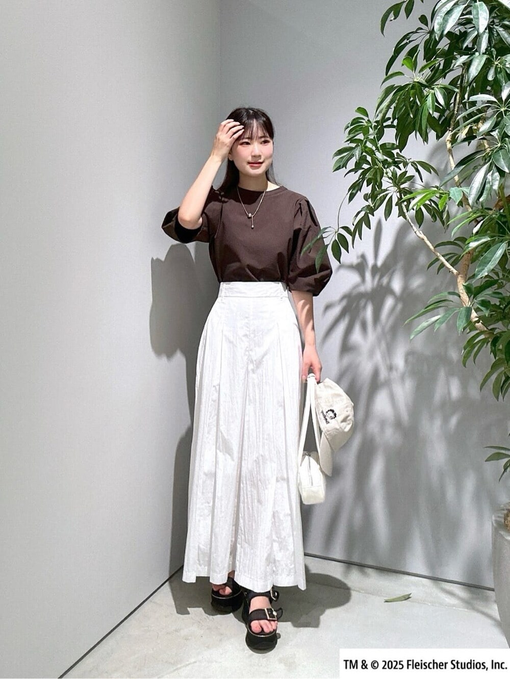 ブラウン系のシャツ/ブラウス、ホワイト系のその他パンツ、ホワイト系のハンドバッグを着用したレディースの夏コーディネートの4枚目の写真