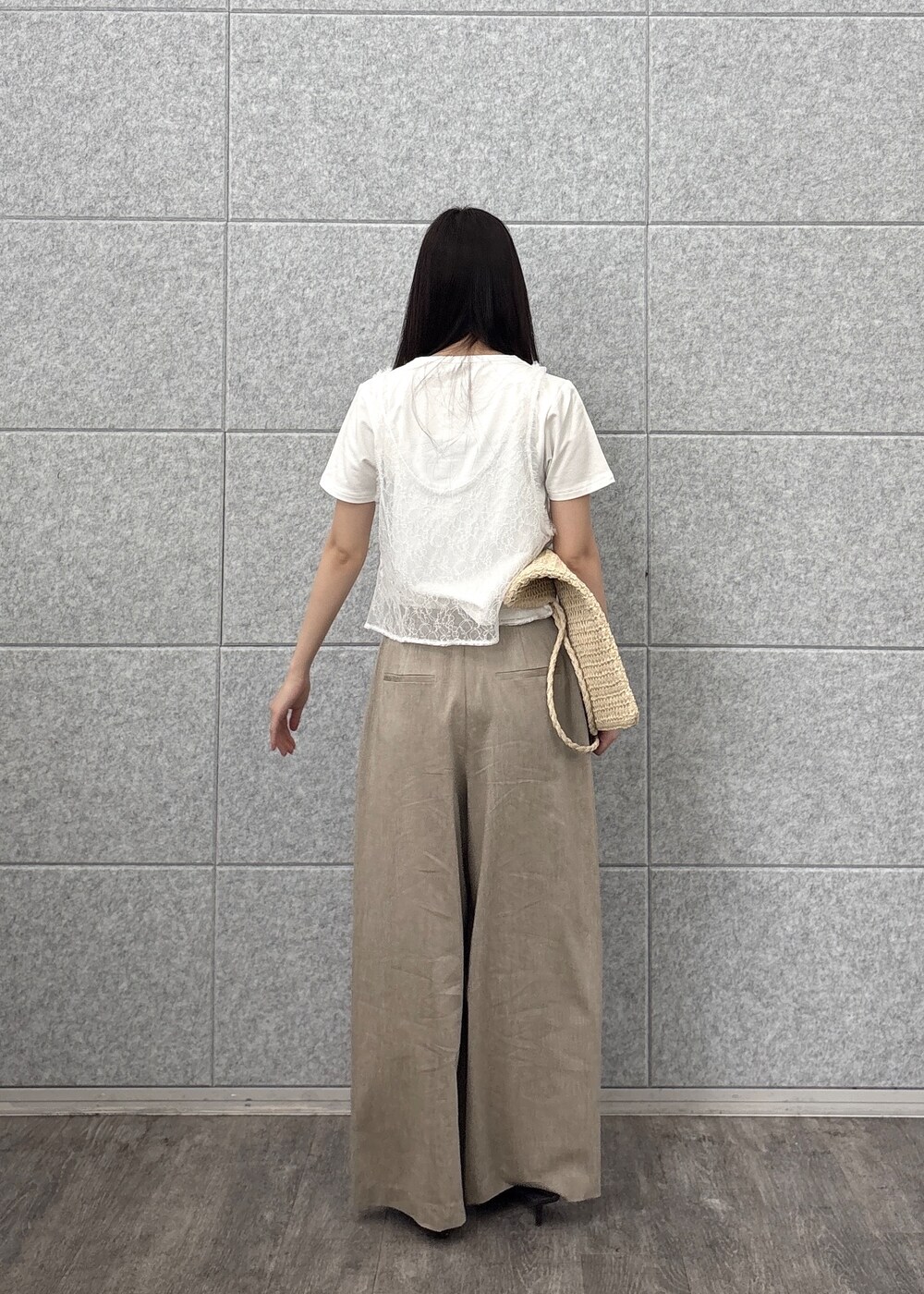 ホワイト系のTシャツ/カットソー、ホワイト系のシャツ/ブラウス、ベージュ系のその他パンツを着用したレディースの春コーディネートの5枚目の写真