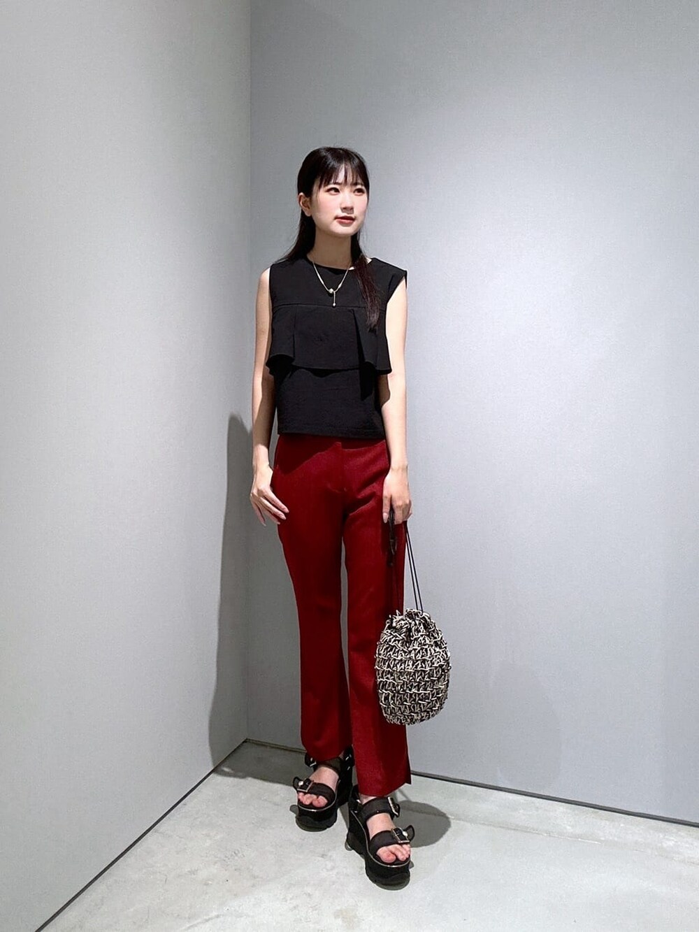 ブラック系のシャツ/ブラウス、レッド系のその他パンツ、ブラック系のハンドバッグを着用したレディースの夏コーディネートの3枚目の写真