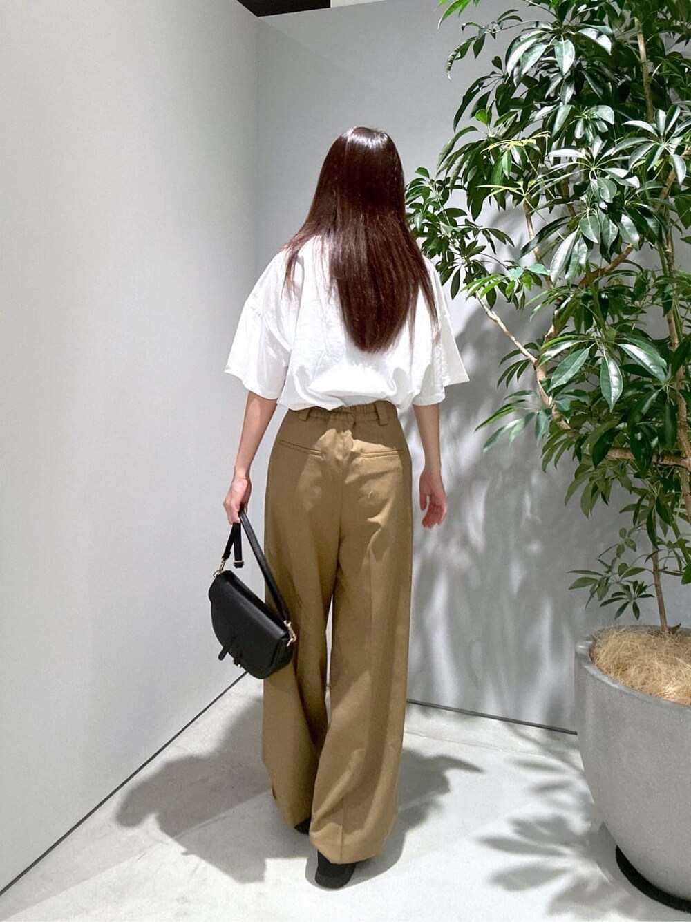 ホワイト系のTシャツ/カットソー、イエロー系のその他パンツ、ゴールド系のネックレスを着用したレディースの夏コーディネートの4枚目の写真