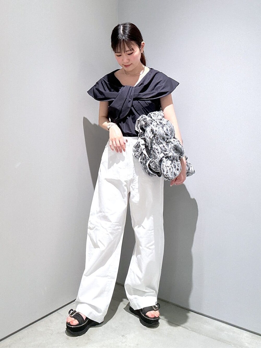 ブルー系のシャツ/ブラウス、ホワイト系のデニムパンツ、シルバー系のトートバッグを着用したレディースの夏コーディネートの5枚目の写真