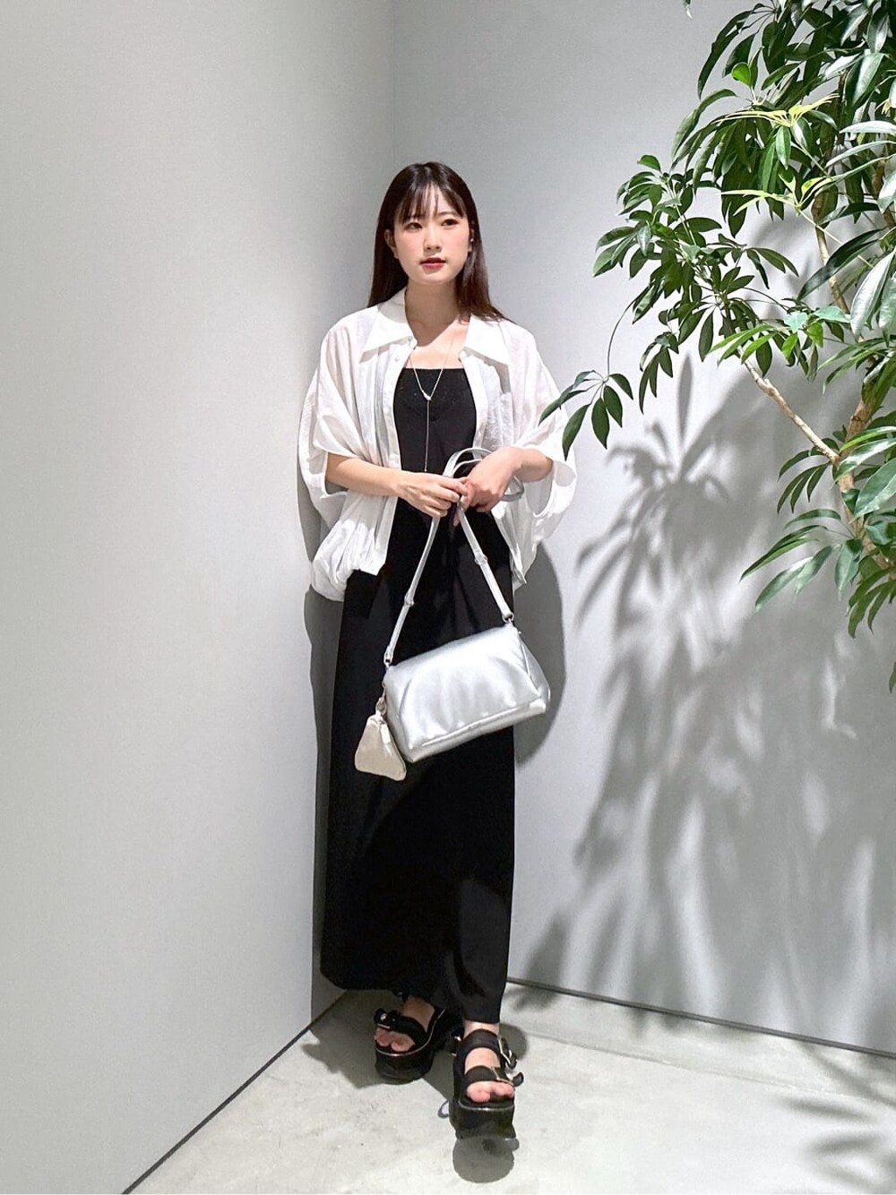 ホワイト系のシャツ/ブラウス、ブラック系のタンクトップ、ブラック系のワンピースを着用したレディースの夏コーディネートの2枚目の写真