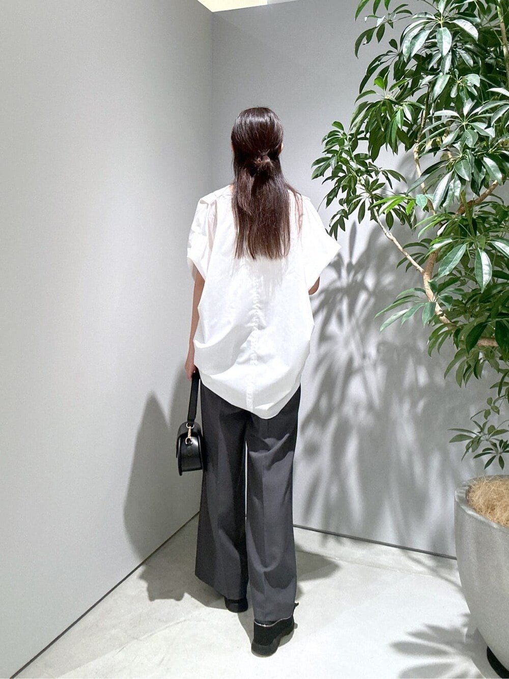 ホワイト系のシャツ/ブラウス、グレー系のその他パンツ、シルバー系のネックレスを着用したレディースの夏コーディネートの5枚目の写真