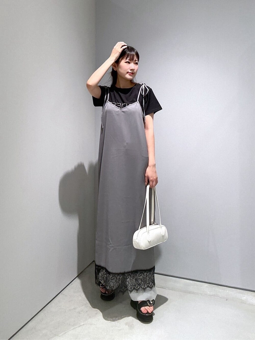 ブラック系のTシャツ/カットソー、グレー系のワンピース、ホワイト系のデニムパンツを着用したレディースの夏コーディネートの4枚目の写真