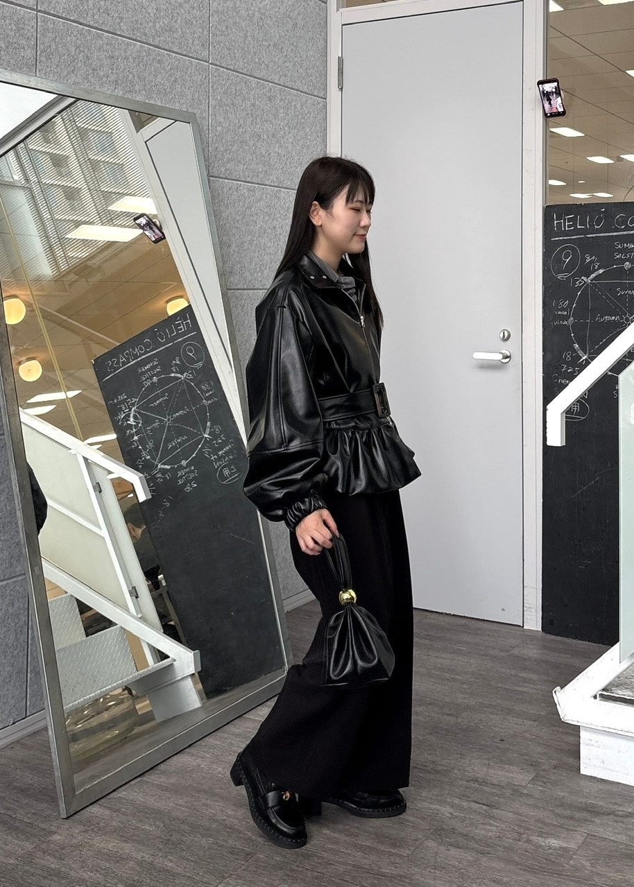 ブラック系のブルゾン、グレー系のシャツ/ブラウス、ブラック系のその他パンツを着用したレディースの秋コーディネートの5枚目の写真