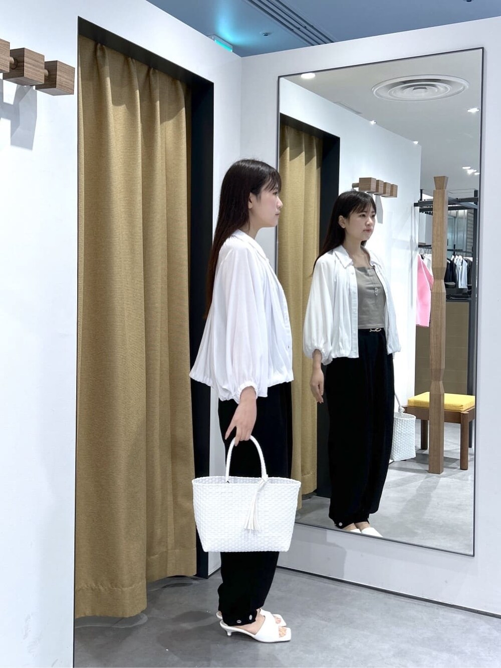 ホワイト系のシャツ/ブラウス、ブラウン系のタンクトップ、ブラック系のその他パンツを着用したレディースの春コーディネートの3枚目の写真