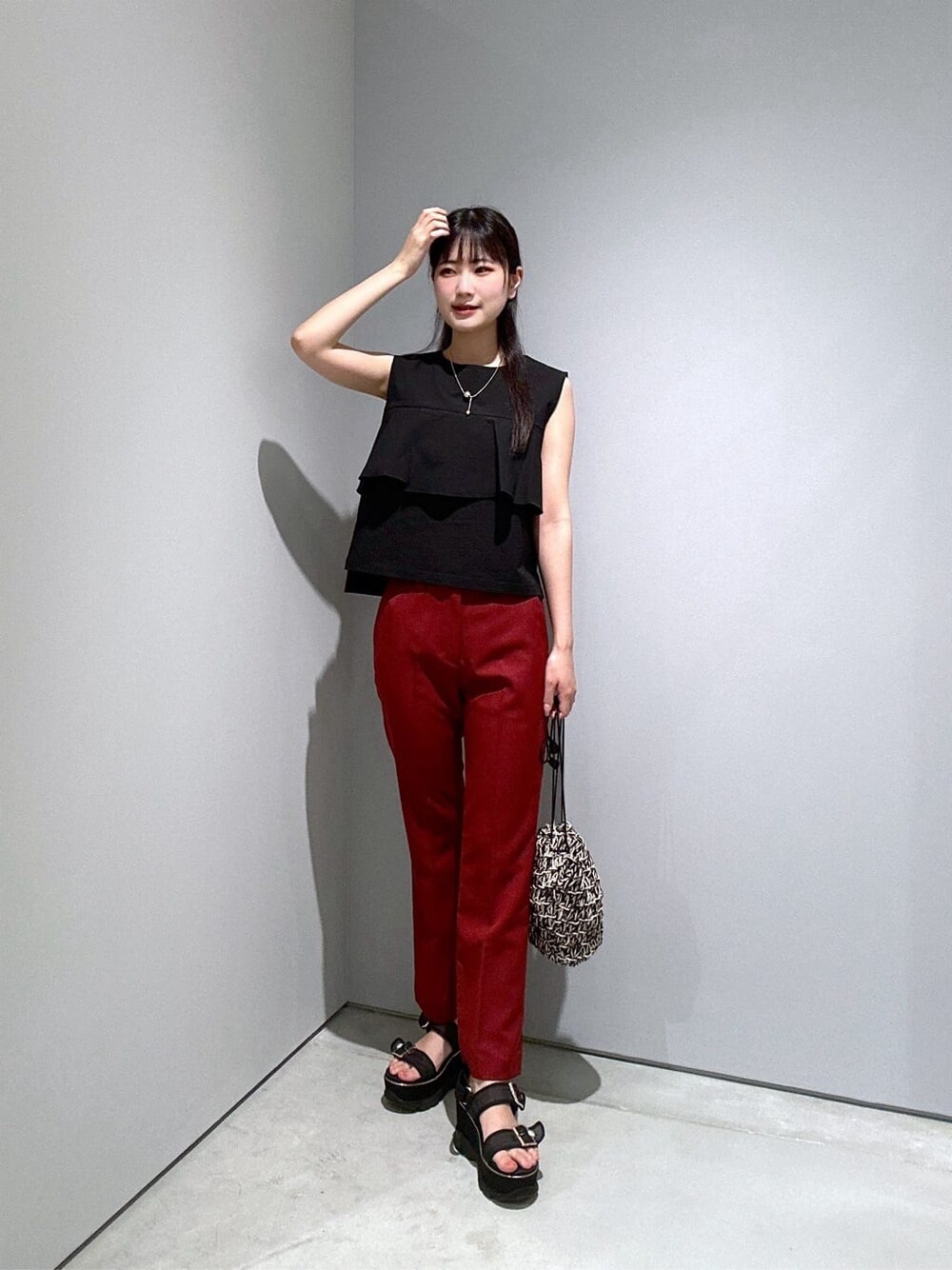ブラック系のシャツ/ブラウス、レッド系のその他パンツ、ブラック系のハンドバッグを着用したレディースの夏コーディネートの2枚目の写真