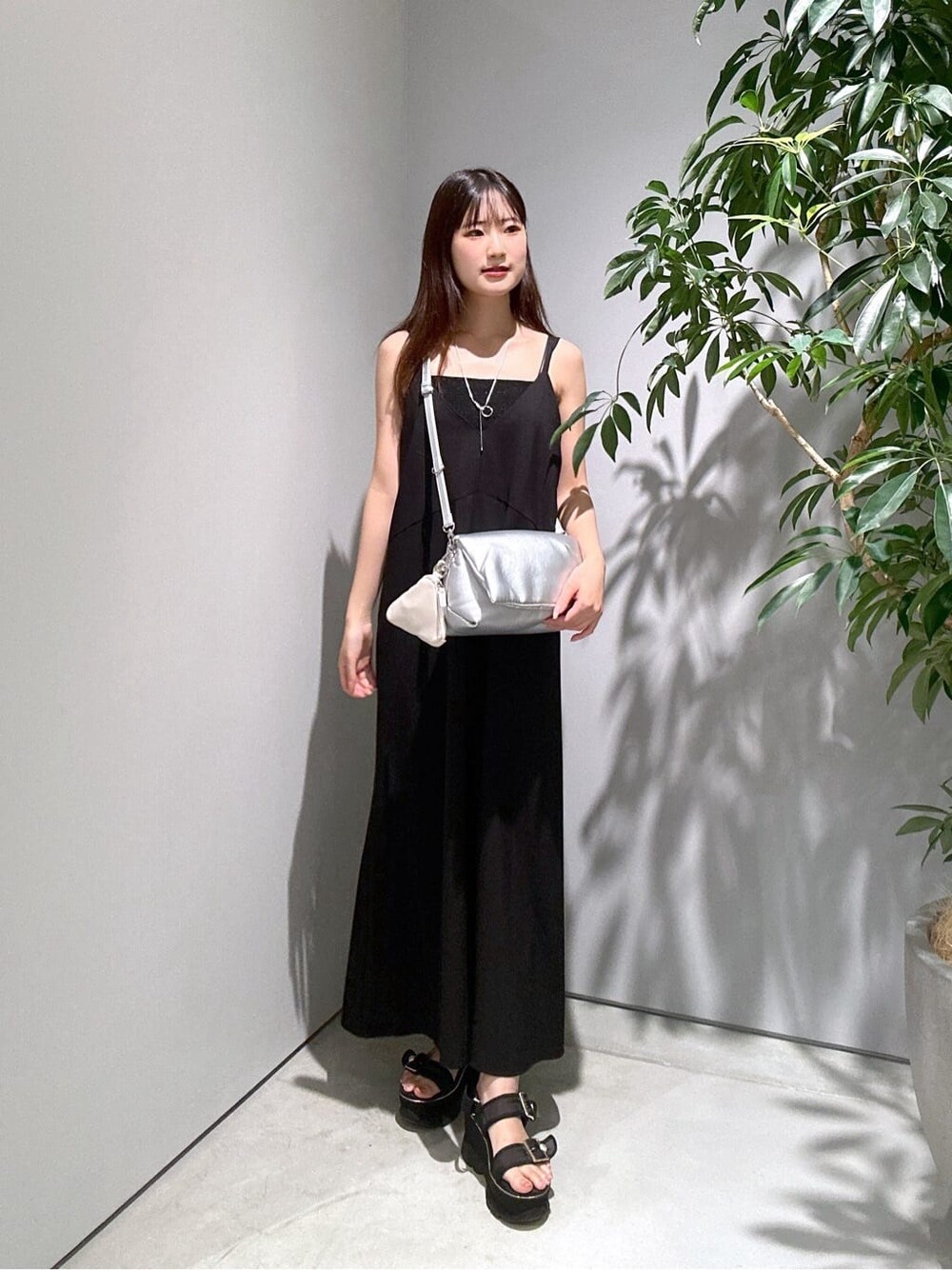 ホワイト系のシャツ/ブラウス、ブラック系のタンクトップ、ブラック系のワンピースを着用したレディースの夏コーディネートの5枚目の写真