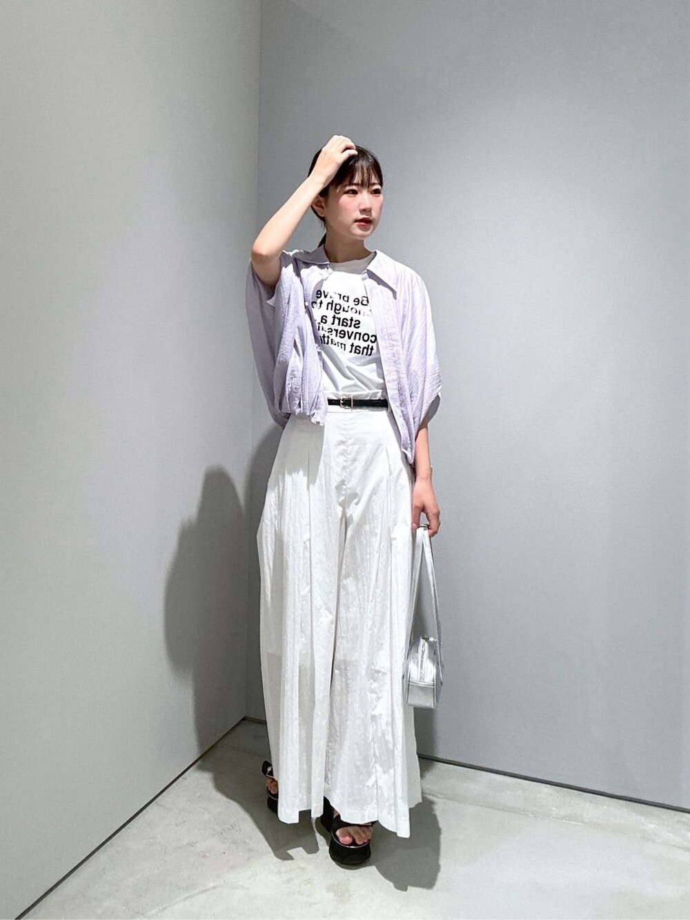 パープル系のシャツ/ブラウス、ホワイト系のTシャツ/カットソー、ホワイト系のその他パンツを着用したレディースの夏コーディネートの2枚目の写真