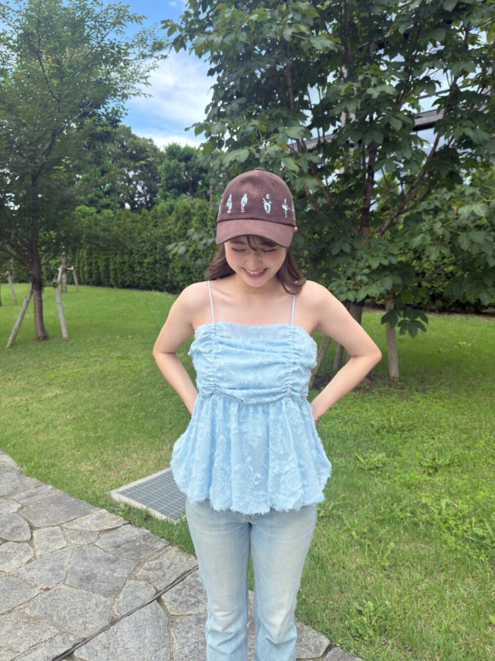 ブルー系のキャミソールを着用したレディースの夏コーディネートの2枚目の写真