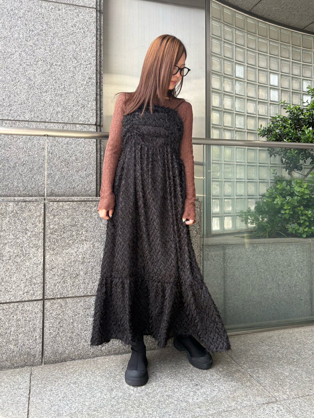 ブラック系のワンピース、ブラウン系のカーディガン/ボレロを着用したレディースの夏コーディネートの2枚目の写真