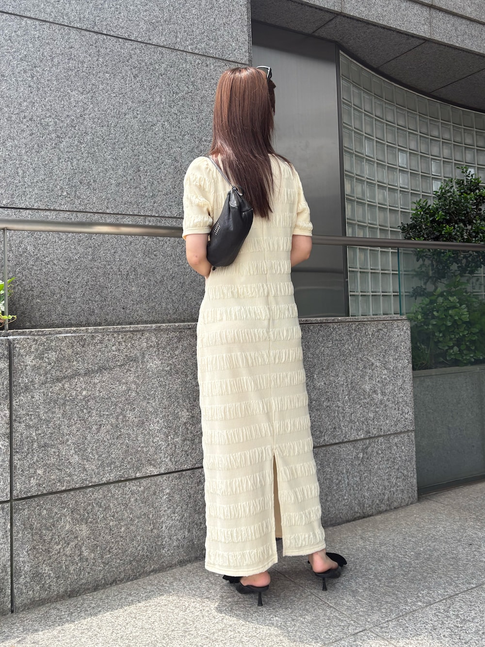 ホワイト系のワンピースを着用したレディースの夏コーディネートの2枚目の写真