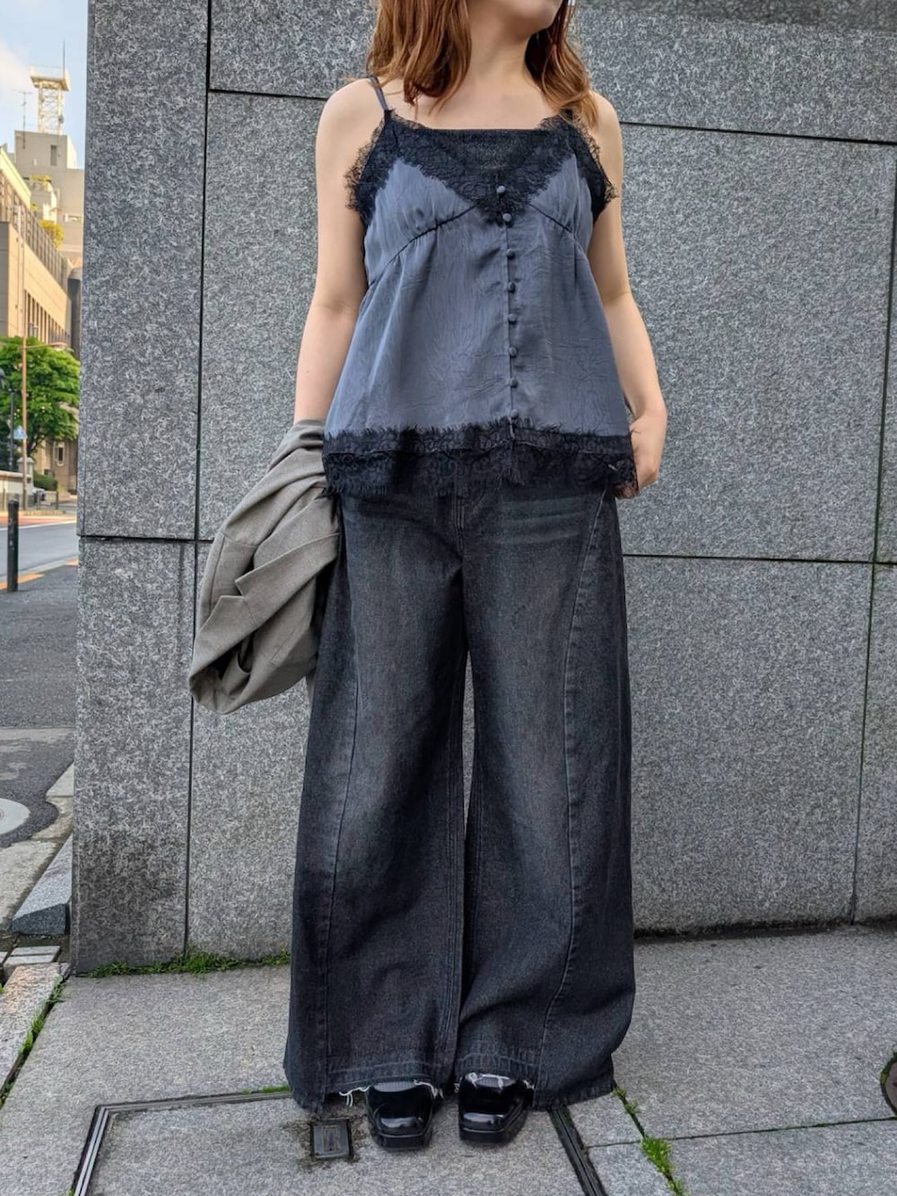 ブラック系のデニムパンツ、グレー系のキャミソールを着用したレディースの春コーディネートの2枚目の写真