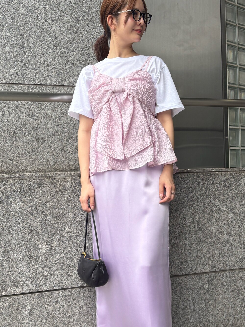 ホワイト系のTシャツ/カットソー、ピンク系のキャミソール、パープル系のスカートを着用したレディースの夏コーディネートの3枚目の写真