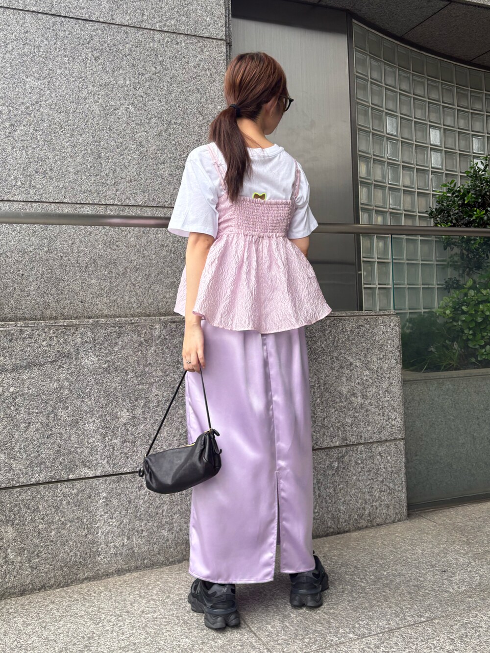 ホワイト系のTシャツ/カットソー、ピンク系のキャミソール、パープル系のスカートを着用したレディースの夏コーディネートの2枚目の写真