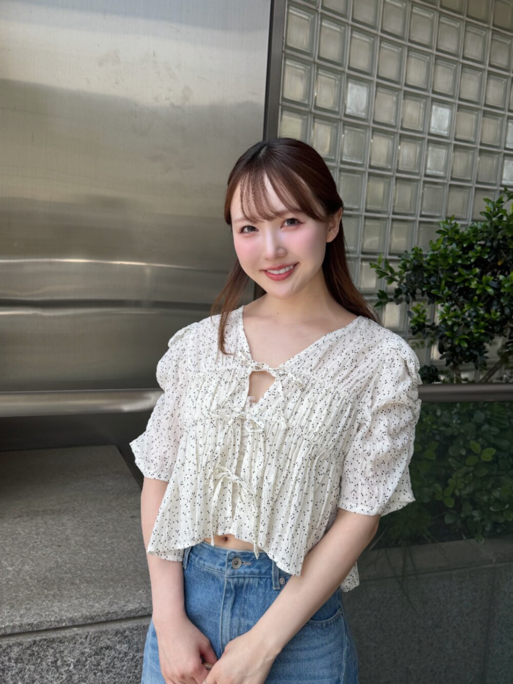 ブルー系のデニムパンツ、ホワイト系のシャツ/ブラウスを着用したレディースの春コーディネートの3枚目の写真