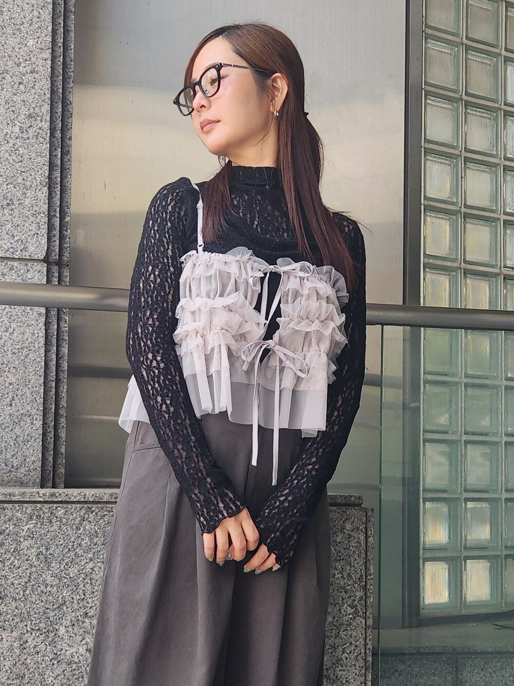 ブラック系のTシャツ/カットソー、グレー系のキャミソール、グレー系のその他パンツを着用したレディースの秋コーディネートの3枚目の写真