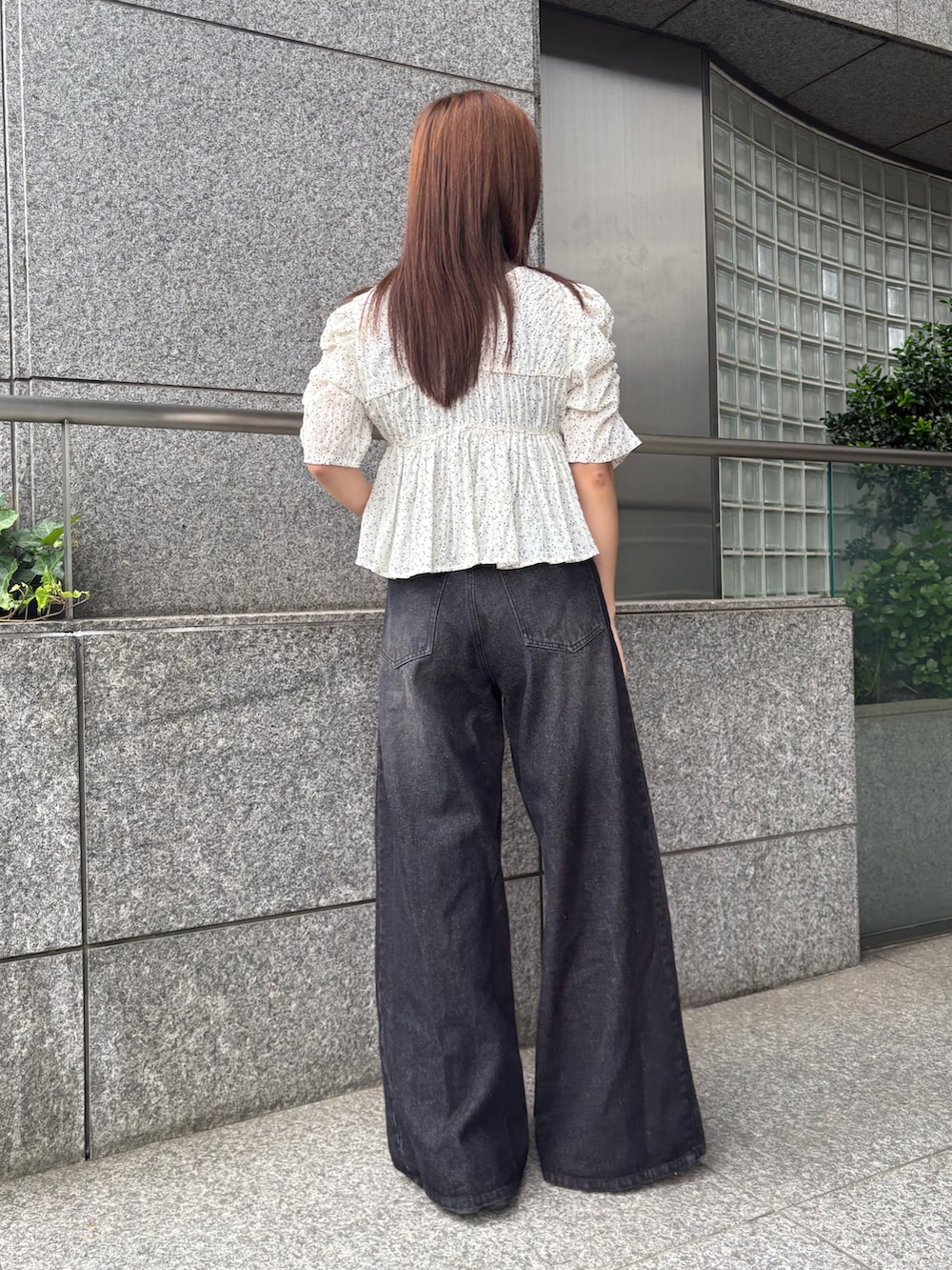 ブラック系のデニムパンツ、ホワイト系のシャツ/ブラウスを着用したレディースの夏コーディネートの2枚目の写真