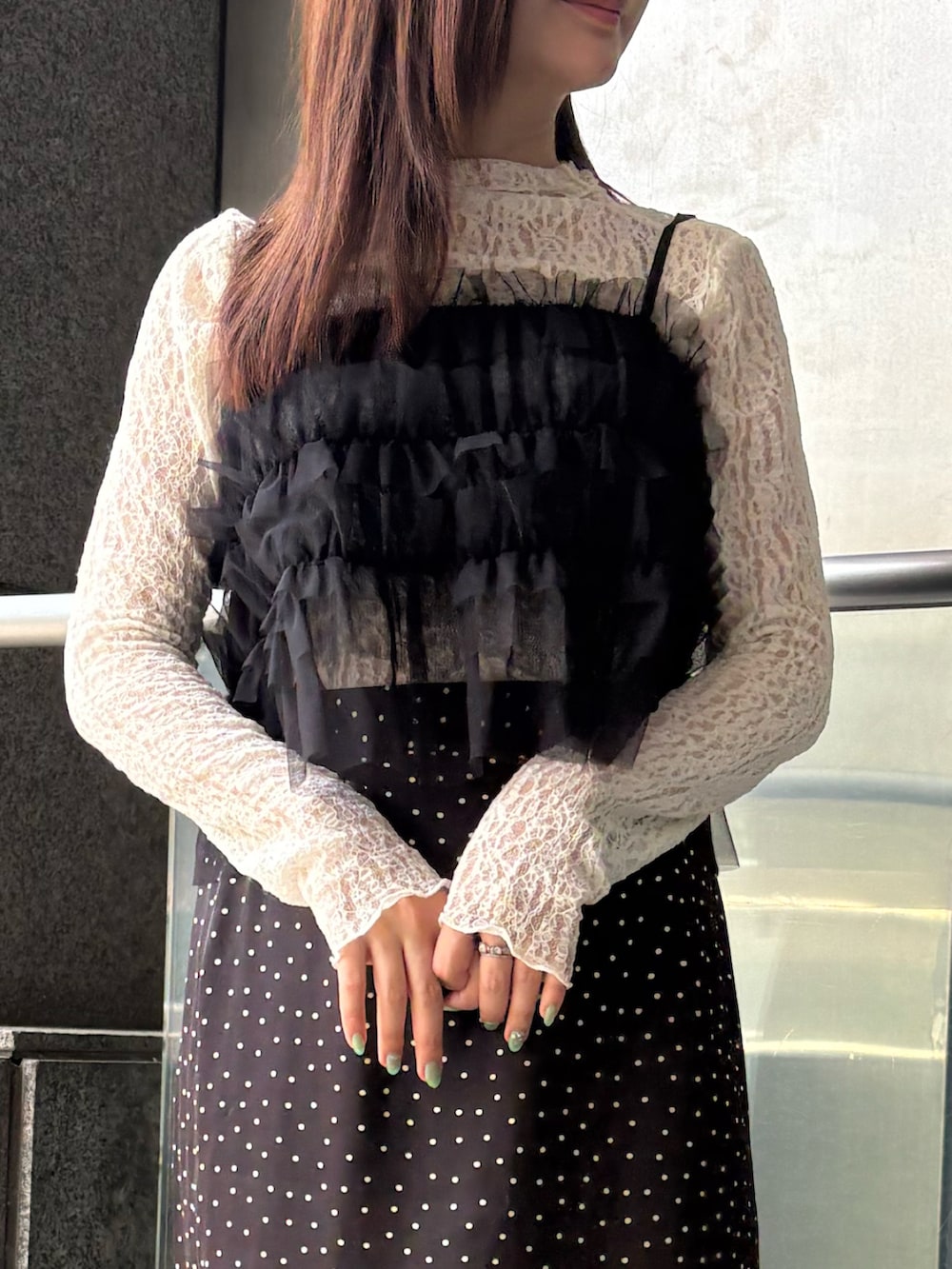 ベージュ系のTシャツ/カットソー、ブラック系のキャミソール、その他のスカートを着用したレディースの秋コーディネートの3枚目の写真
