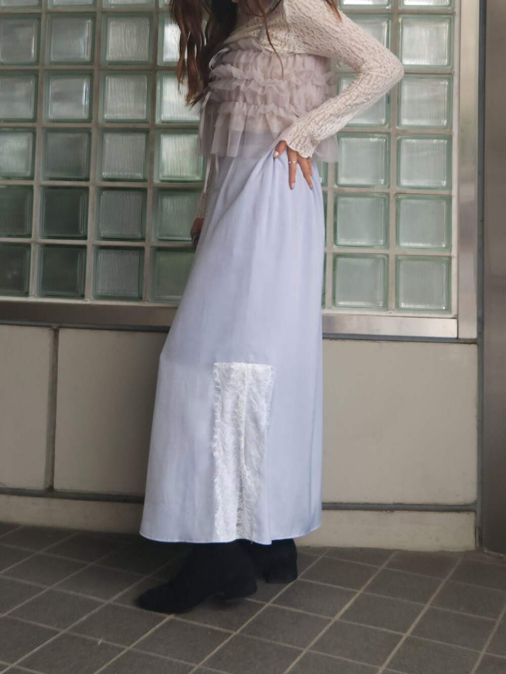 ベージュ系のTシャツ/カットソー、グレー系のキャミソール、ブルー系のスカートを着用したレディースの秋コーディネートの5枚目の写真