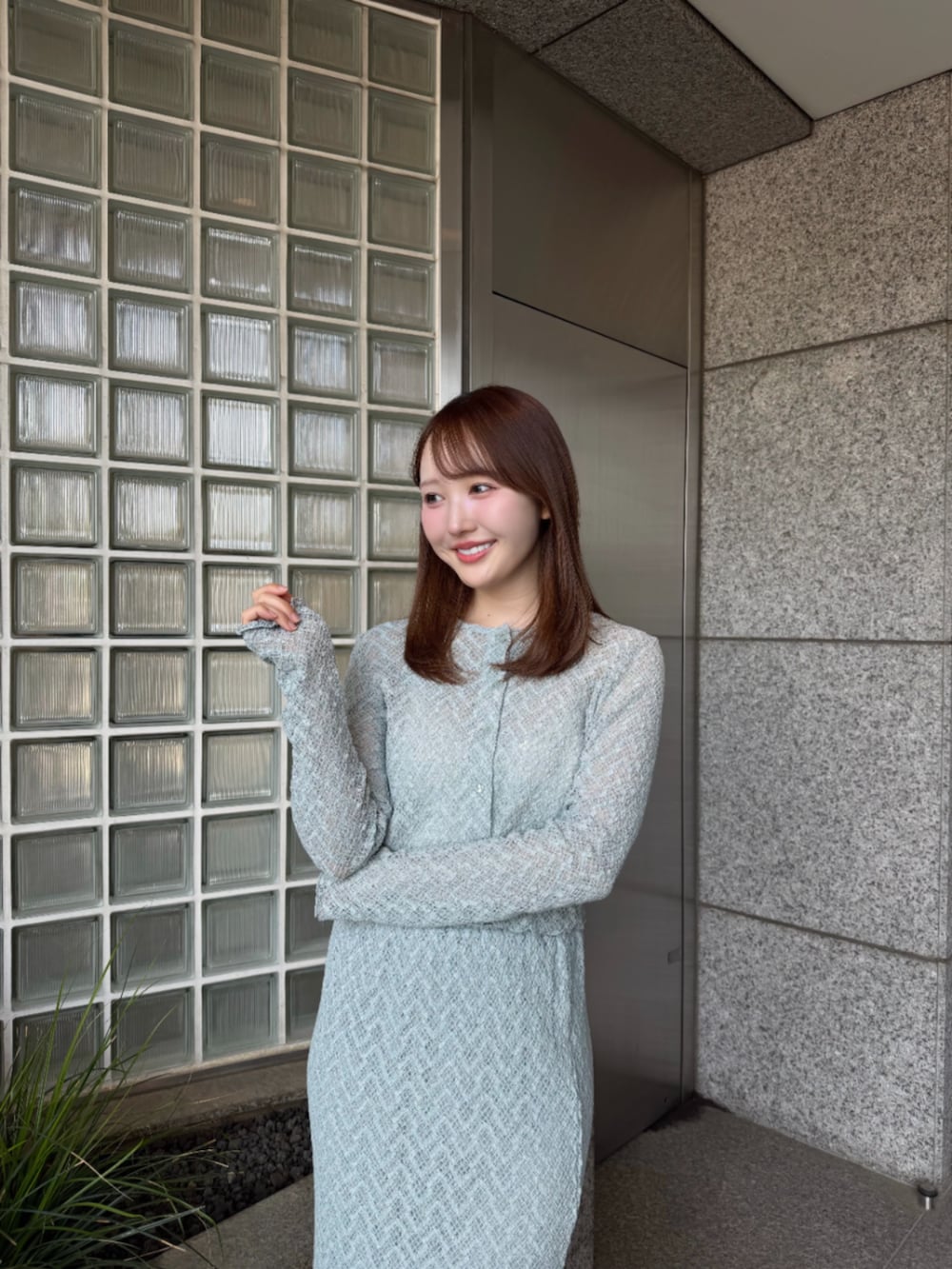 ブルー系のカーディガン/ボレロ、ブルー系のスカートを着用したレディースの春コーディネートの3枚目の写真