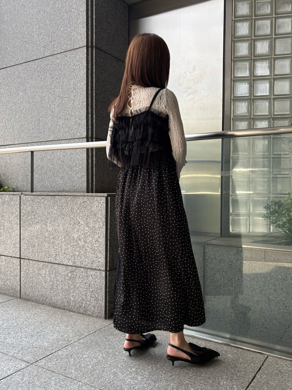 ベージュ系のTシャツ/カットソー、ブラック系のキャミソール、その他のスカートを着用したレディースの秋コーディネートの2枚目の写真