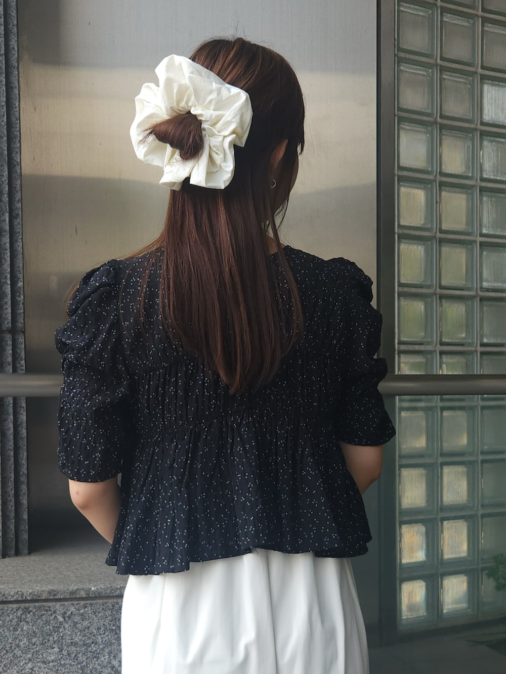 ホワイト系のワンピース、ブラック系のシャツ/ブラウスを着用したレディースの夏コーディネートの5枚目の写真