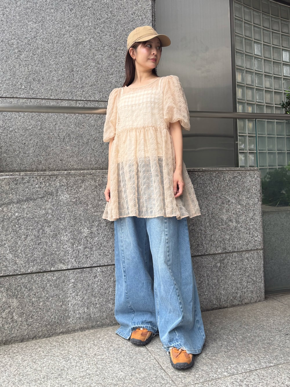 ベージュ系のシャツ/ブラウス、ブルー系のデニムパンツを着用したレディースの夏コーディネートの3枚目の写真