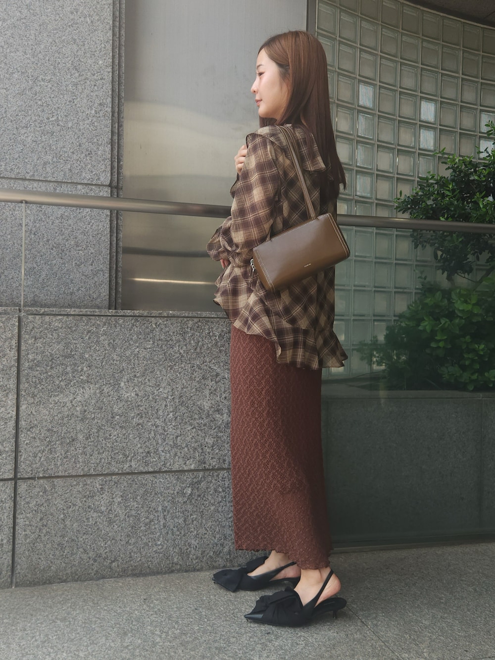 その他のシャツ/ブラウス、ブラウン系のスカートを着用したレディースの秋コーディネートの2枚目の写真