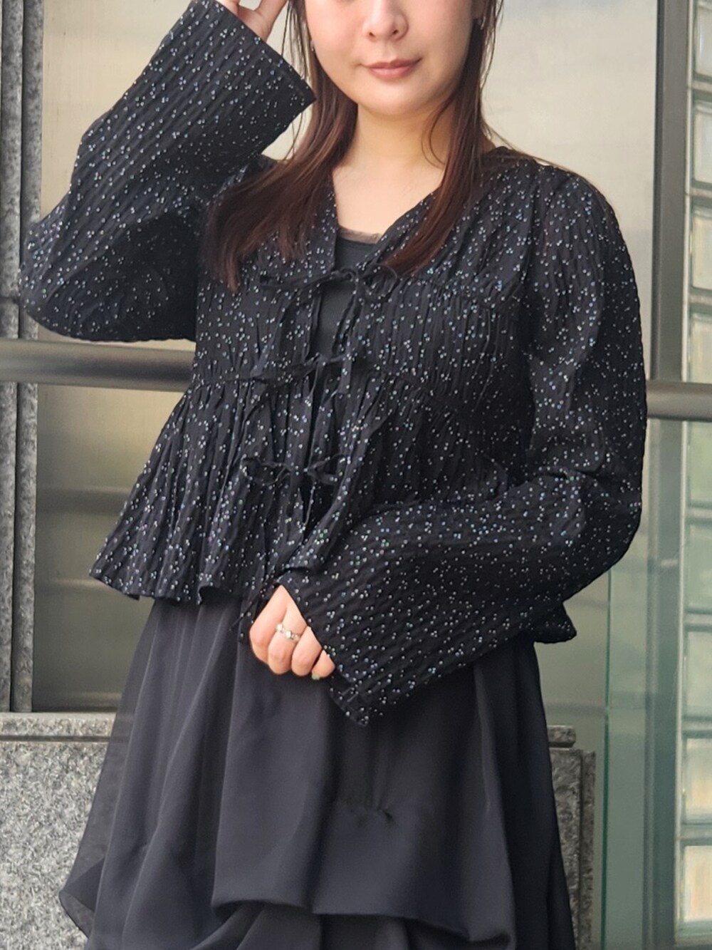 ブラック系のシャツ/ブラウス、ブラック系のスカートを着用したレディースの夏コーディネートの3枚目の写真