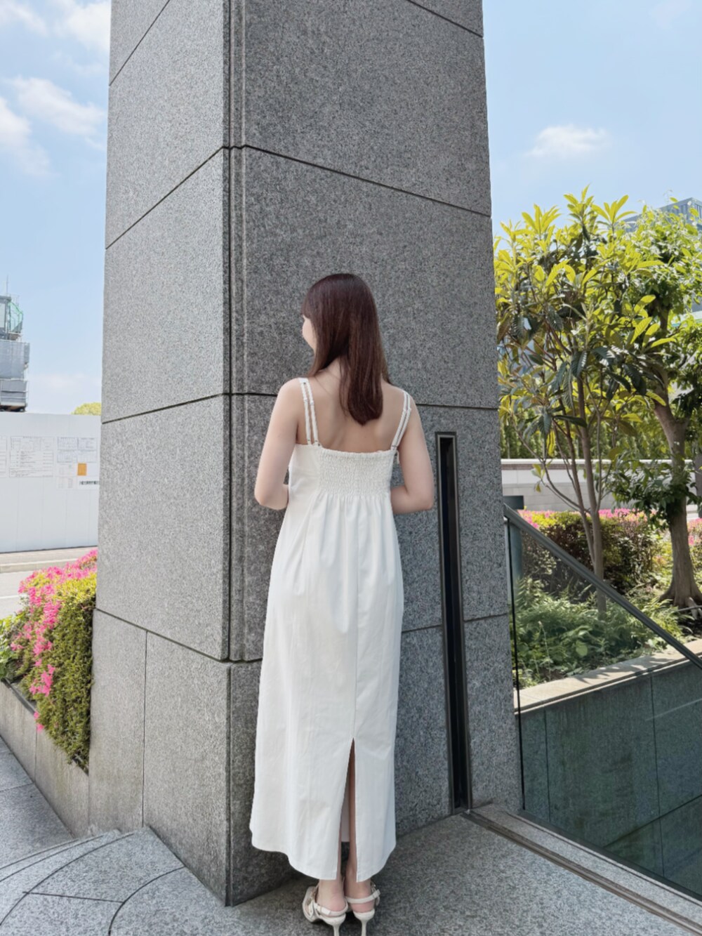 ホワイト系のワンピースを着用したレディースの春コーディネートの3枚目の写真