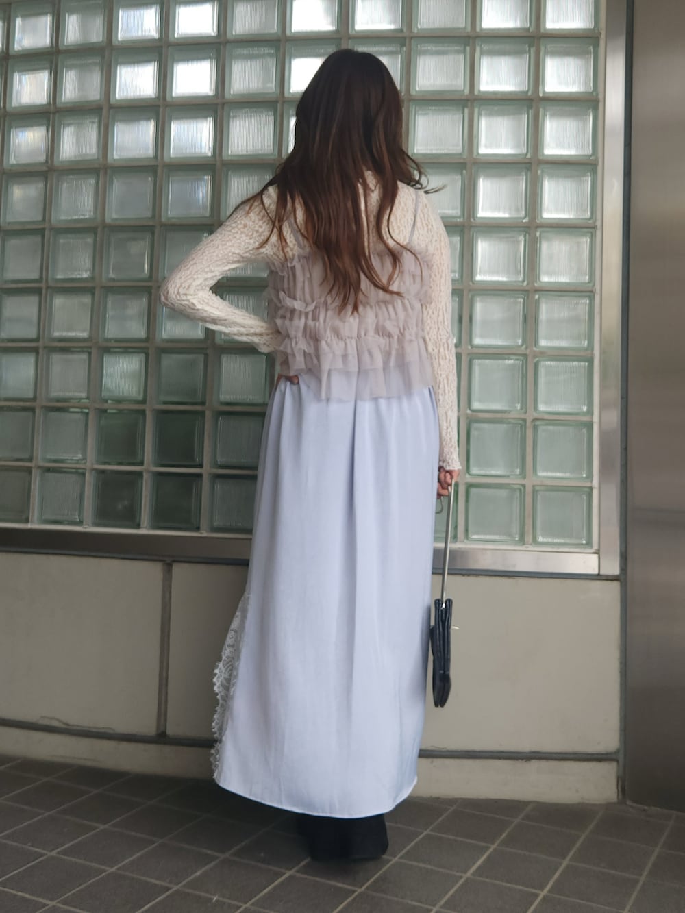 ベージュ系のTシャツ/カットソー、グレー系のキャミソール、ブルー系のスカートを着用したレディースの秋コーディネートの3枚目の写真