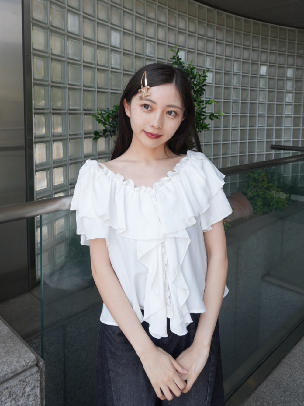 ブラック系のデニムパンツ、ホワイト系のシャツ/ブラウスを着用したレディースの春コーディネートの2枚目の写真