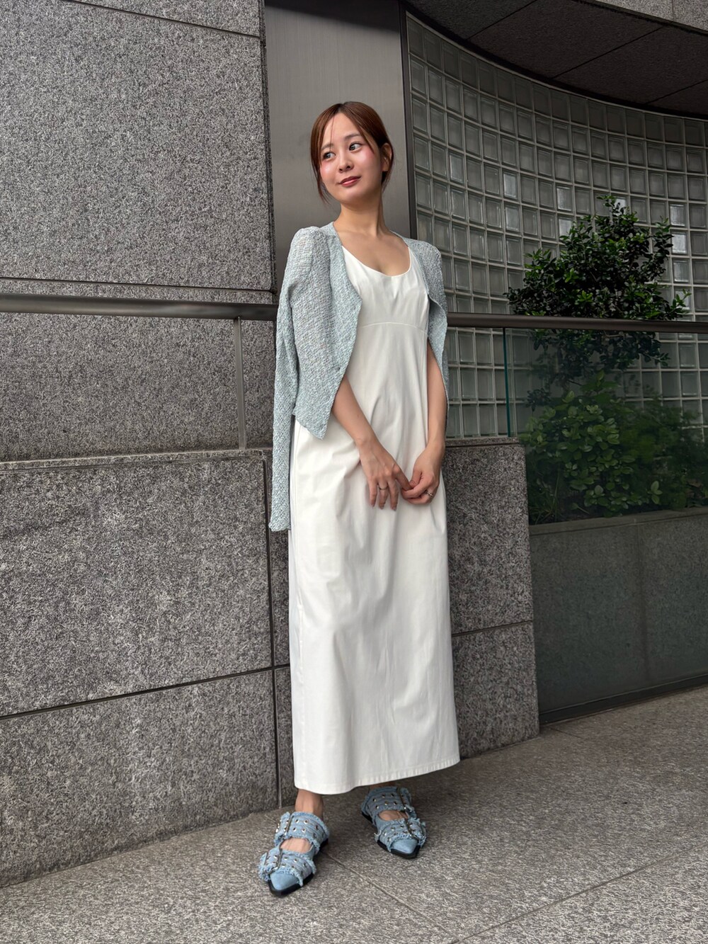 ホワイト系のワンピース、ブルー系のカーディガン/ボレロを着用したレディースの夏コーディネートの2枚目の写真