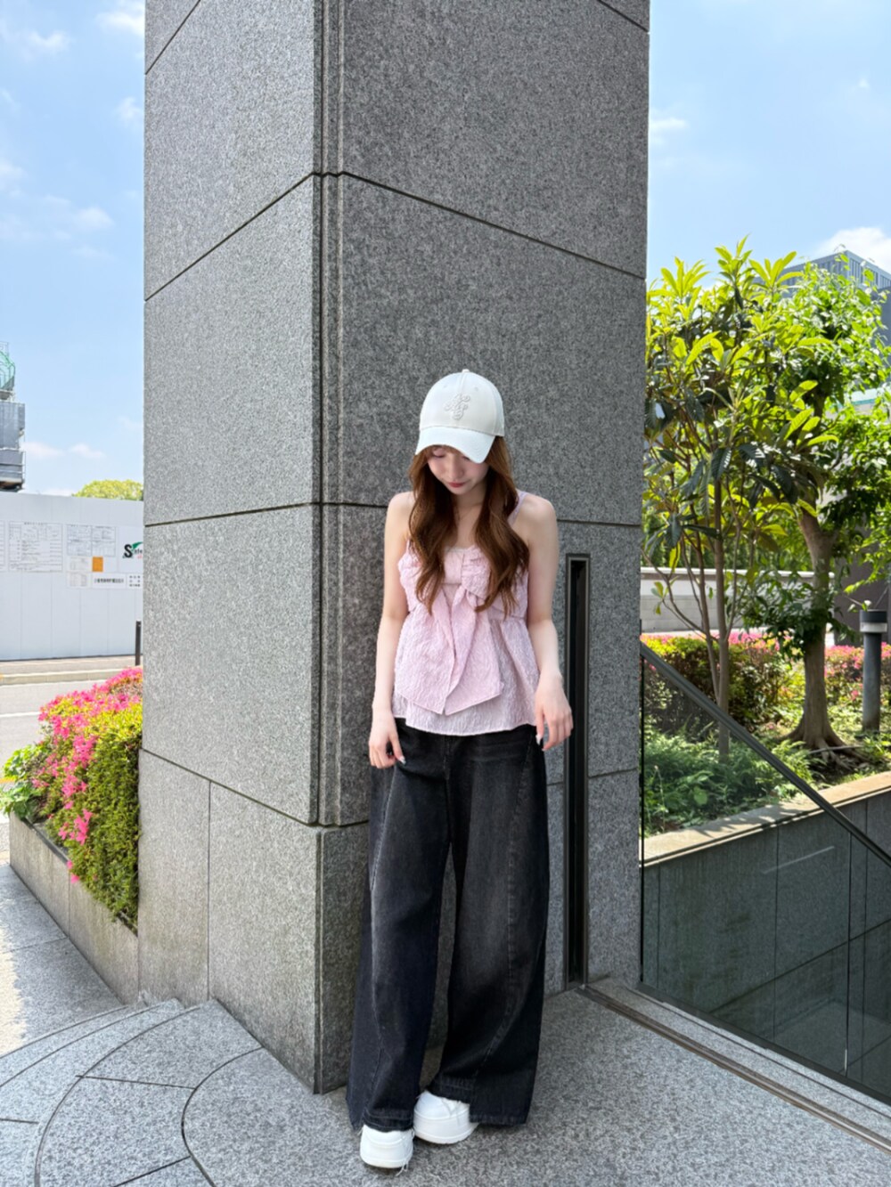 ブラック系のデニムパンツ、ピンク系のキャミソールを着用したレディースの春コーディネートの2枚目の写真