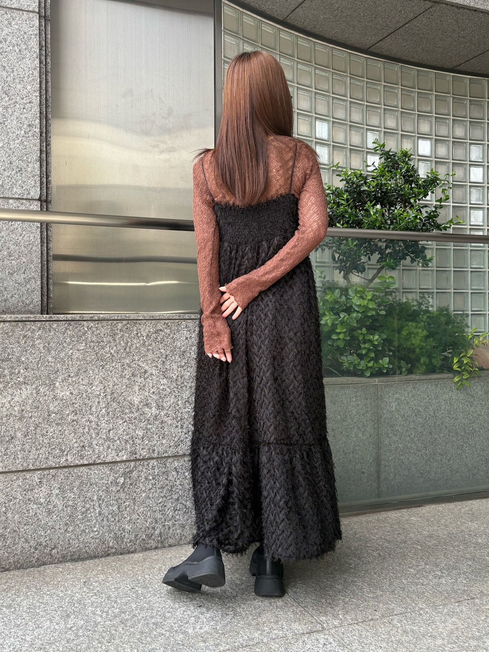 ブラック系のワンピース、ブラウン系のカーディガン/ボレロを着用したレディースの夏コーディネートの3枚目の写真