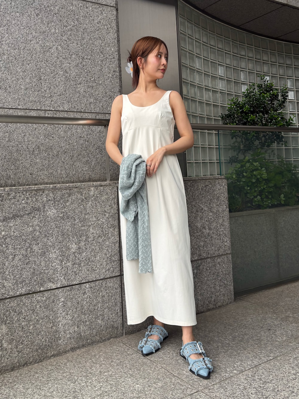 ホワイト系のワンピース、ブルー系のカーディガン/ボレロを着用したレディースの夏コーディネートの3枚目の写真