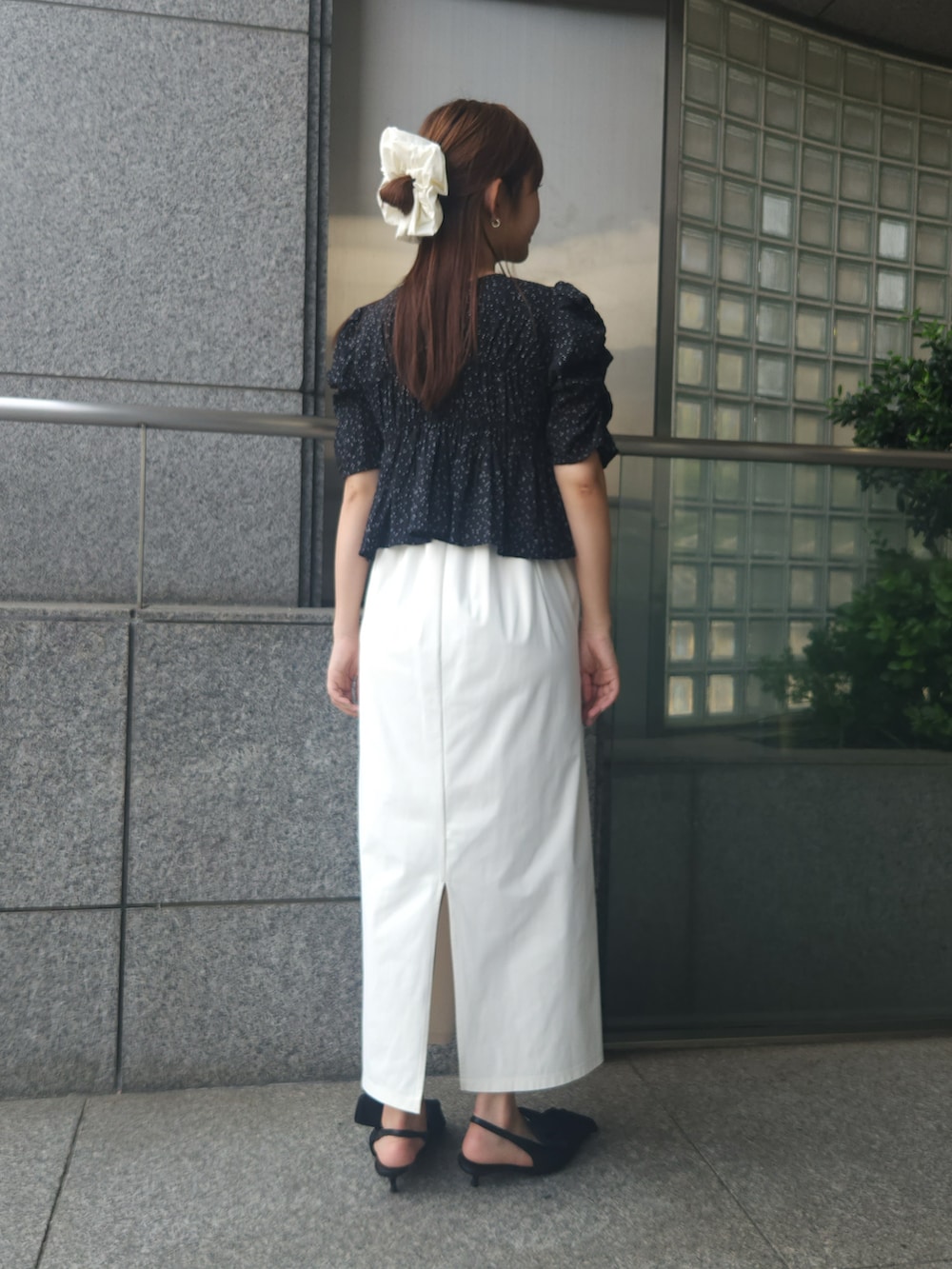 ホワイト系のワンピース、ブラック系のシャツ/ブラウスを着用したレディースの夏コーディネートの3枚目の写真