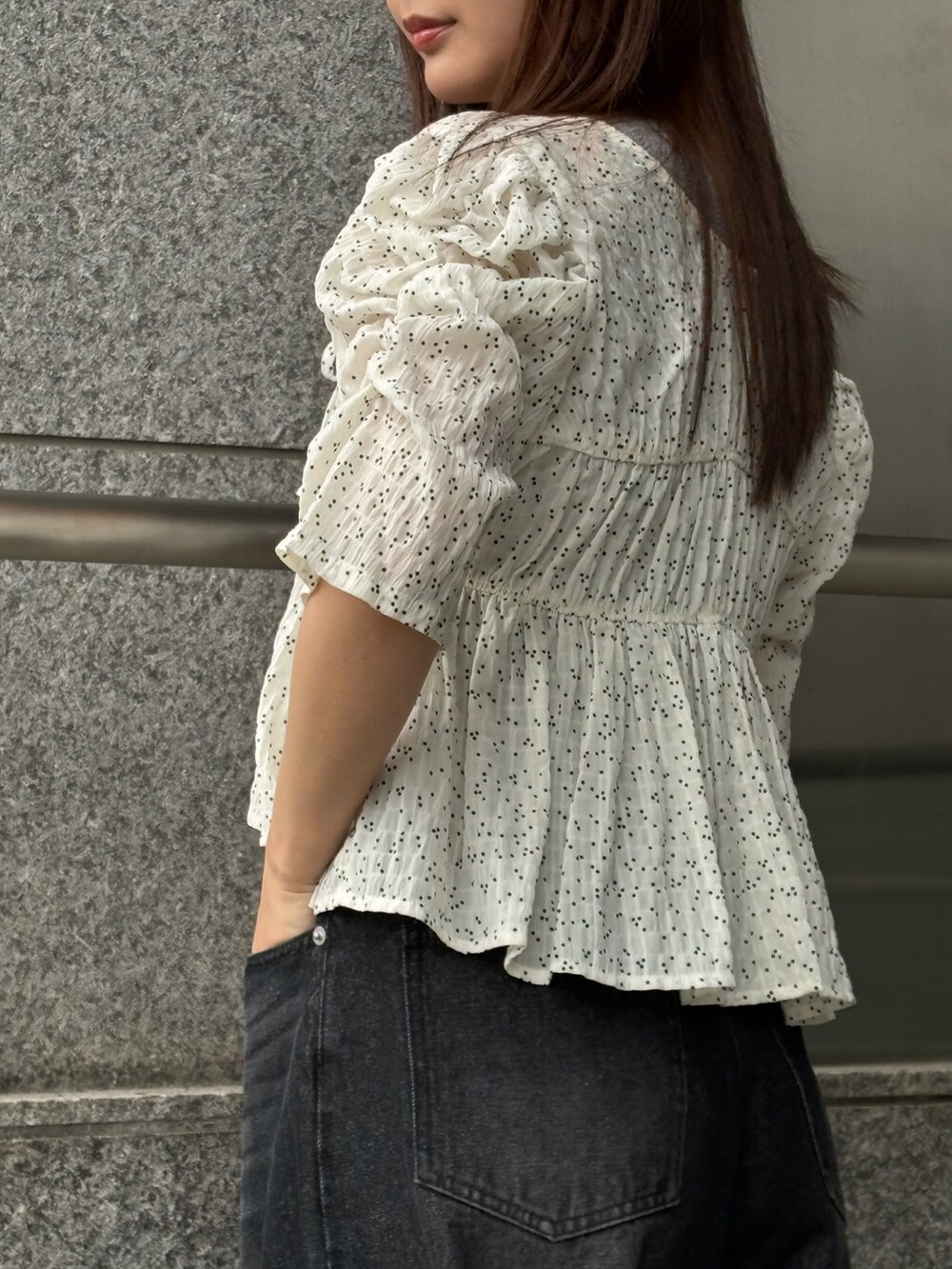 ブラック系のデニムパンツ、ホワイト系のシャツ/ブラウスを着用したレディースの夏コーディネートの4枚目の写真