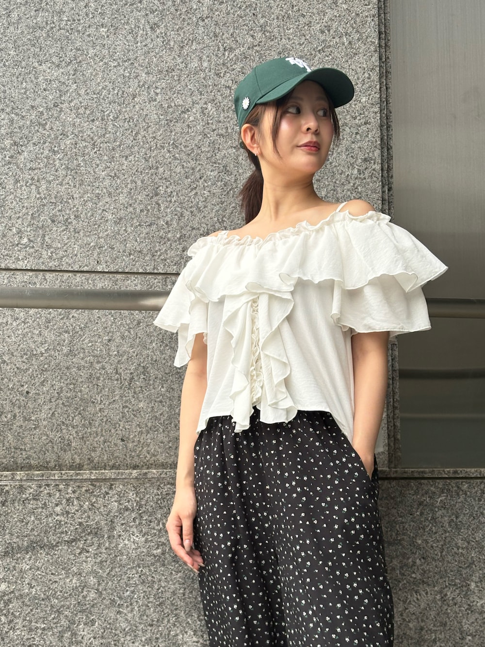 ホワイト系のシャツ/ブラウス、ブラック系のその他パンツを着用したレディースの夏コーディネートの3枚目の写真