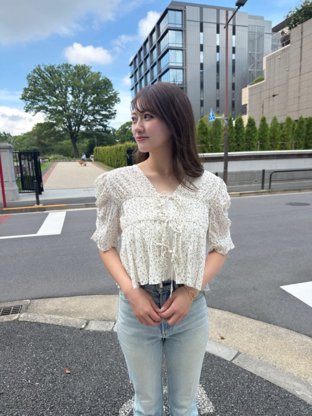 ホワイト系のシャツ/ブラウスを着用したレディースの夏コーディネートの2枚目の写真