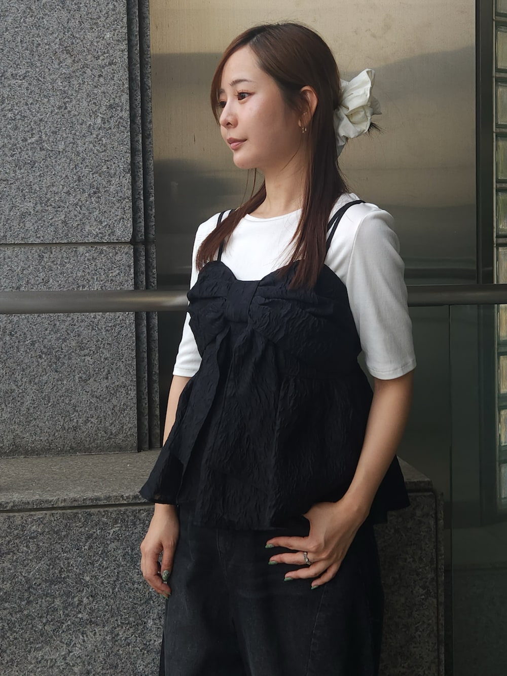 ブラック系のキャミソール、ブラック系のデニムパンツ、ホワイト系のTシャツ/カットソーを着用したレディースの夏コーディネートの3枚目の写真